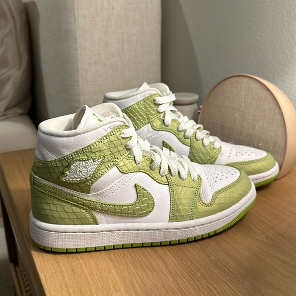 Jordan 1 Mid Green Python (Women's) - Picture 3 of 8